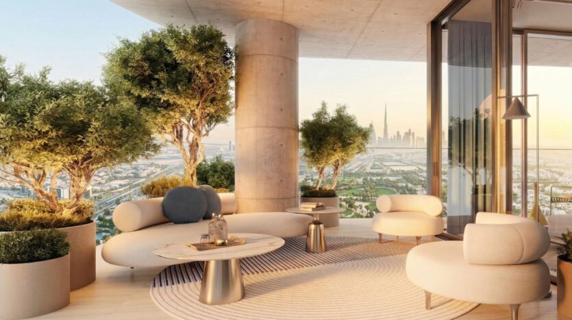Le balcon moderne de la Wow Tower est composé de meubles ronds de couleur crème, de petites tables et d'arbres en pot. Il donne sur un paysage urbain avec des gratte-ciel au loin, au coucher du soleil, à travers des portes vitrées allant du sol au plafond.