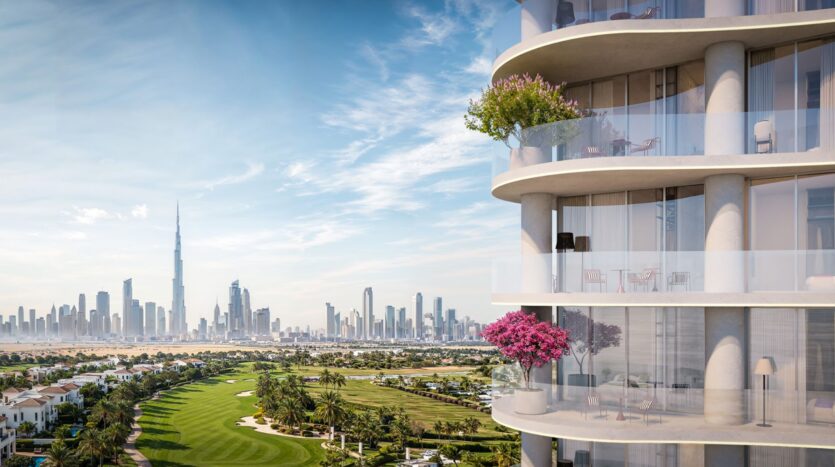Le balcon moderne de la tour The Wow, avec ses balustrades en verre et ses plantes en pot, donne sur un terrain de golf et sur la ligne d'horizon de Dubaï, y compris le Burj Khalifa, sous un ciel bleu avec des nuages épars.