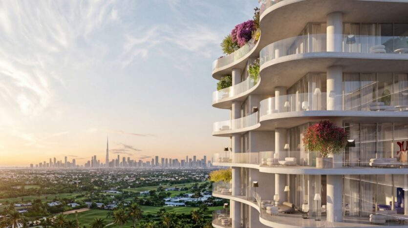 La Wow Tower est un immeuble d'appartements moderne et incurvé, doté de balcons en verre et de plantes luxuriantes, qui donne sur la ligne d'horizon de la ville et sur un paysage verdoyant au coucher du soleil.
