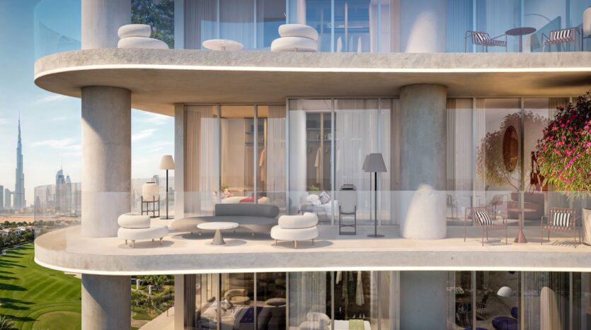 Balcon d'un appartement moderne de la Wow Tower avec des balustrades en verre incurvées, des meubles d'extérieur contemporains, des plantes en pot et des vues sur la ville, y compris sur le Burj Khalifa. De grandes fenêtres révèlent un espace de vie intérieur élégant.