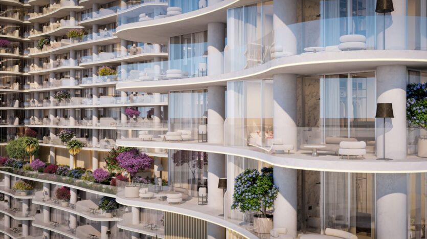Les balcons modernes et incurvés, dotés de garde-corps en verre et de sièges extérieurs, définissent la tour Wow. Chaque balcon est agrémenté de plantes et de fleurs en pot, de grandes fenêtres et de portes coulissantes en verre donnant accès à des intérieurs élégants.