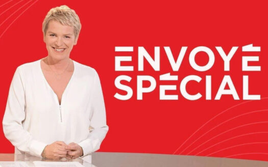 A woman with short blonde hair, wearing a white blouse, smiles against a red background featuring the words "ENVOYÉ SPÉCIAL" in bold white letters, reminiscent of the modern decor of a real estate agency in Dubai.