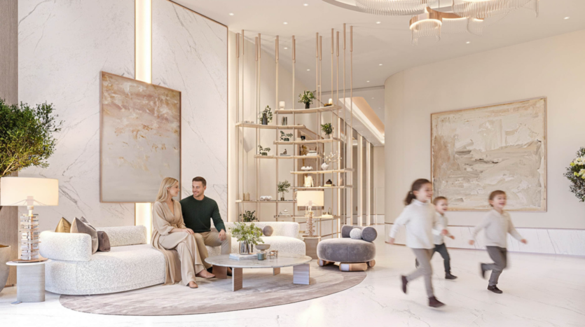 Dans un salon moderne et lumineux aux tons neutres, un couple s'installe sur un canapé et quatre enfants jouent à proximité. De grandes œuvres d'art abstraites, dont Cybele de Wadan, et des étagères décoratives rehaussent l'élégance de cet espace ouvert.