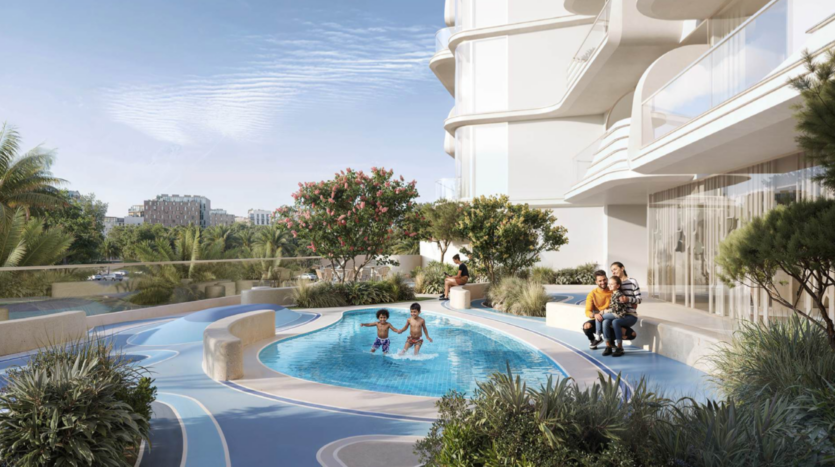 Une petite piscine extérieure entourée de verdure, avec deux enfants jouant dans l'eau et un couple sur un banc, sur fond d'architecture moderne et incurvée de Cybele by Wadan, sous un ciel partiellement nuageux.