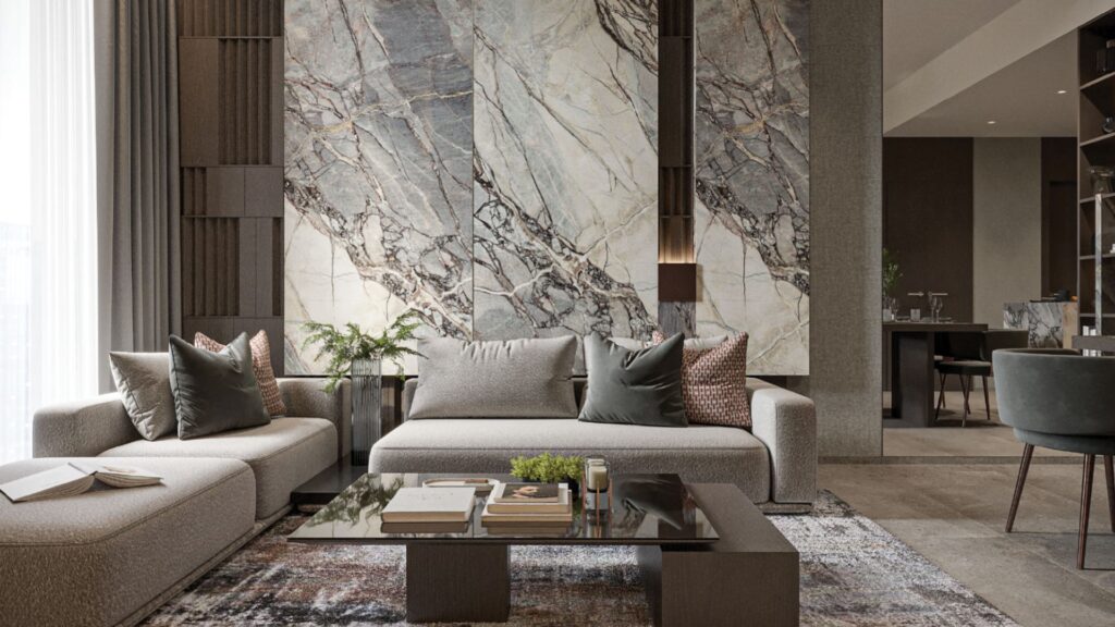 Salon moderne avec deux canapés beiges, une table basse en verre, des coussins et un grand mur en marbre. L'Oxford Cove by Iman design utilise un éclairage doux et de la verdure pour créer une atmosphère confortable et élégante avec un coin repas en vue.