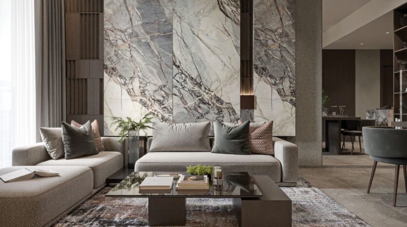 Salon moderne avec deux canapés beiges, une table basse en verre, des coussins et un grand mur en marbre. L'Oxford Cove by Iman design utilise un éclairage doux et de la verdure pour créer une atmosphère confortable et élégante avec un coin repas en vue.