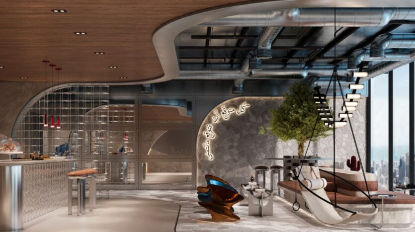 Un salon moderne et haut de gamme au Raw District by Imtiaz, avec des plafonds en bois courbés, des conduits exposés, un mobilier élégant, un escalier flottant, une chaise suspendue, un arbre d'intérieur et des écritures arabes en néon sur un mur texturé avec une vue sur la ville à travers des fenêtres allant du sol au plafond.