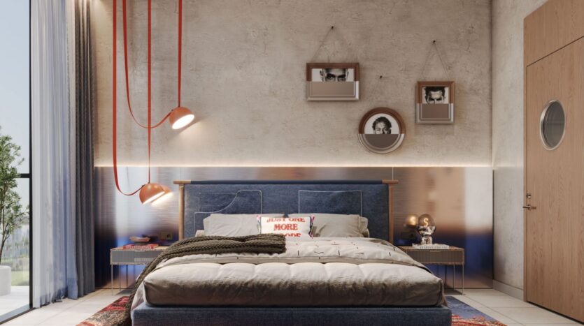 Une chambre à coucher moderne avec un lit rembourré bleu, une literie neutre et un oreiller "Juste un épisode de plus". Deux lampes suspendues avec des cordons rouges sont accrochées au-dessus des tables de nuit. L'œuvre d'art encadrée au-dessus du lit fait écho au style chic de Raw District by Imtiaz.