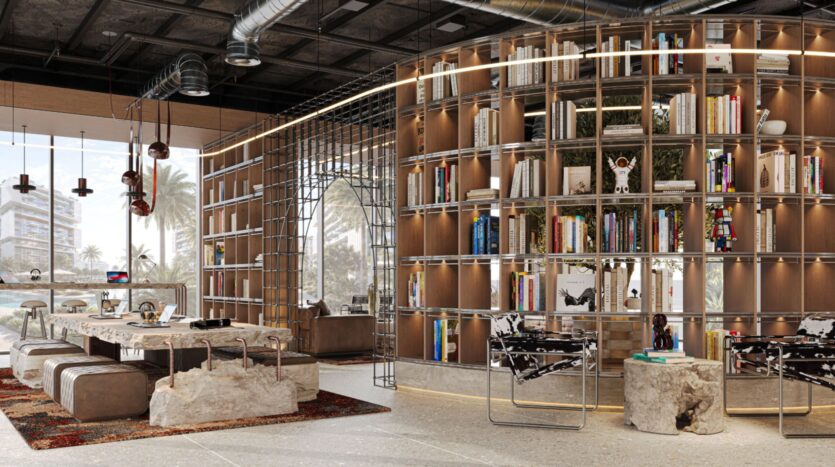 Cet espace de bureau moderne créé par Raw District by Imtiaz comprend de grandes étagères, un décor éclectique, des tables en pierre naturelle, des chaises en peau de vache et des fenêtres allant du sol au plafond avec vue sur les palmiers et les bâtiments de la ville. La pièce est ouverte et aérée.