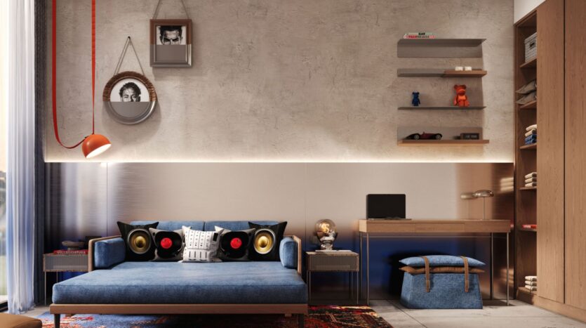 Un salon moderne avec un canapé bleu, des coussins sur le thème des disques vinyles et une décoration inspirée du Raw District d'Imtiaz. Un bureau mural avec un ordinateur portable, des étagères élégantes, des photos encadrées et des miroirs sur un mur texturé brillent sous un éclairage ambiant chaleureux.