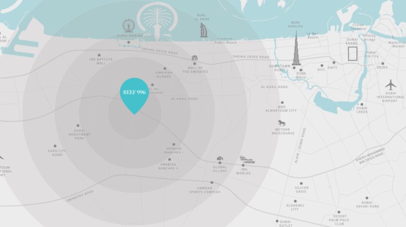 Une carte stylisée de Dubaï met en évidence l'emplacement "Reef 906" avec un marqueur bleu, à proximité de points de repère tels que Reef 996, l'aéroport international de Dubaï, Palm Jumeirah, Expo City, ainsi que des routes principales et des attractions locales.