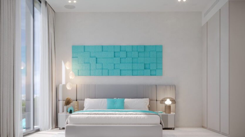 Une chambre à coucher moderne comprenant un grand lit avec une tête de lit grise, des accents turquoise et l'art mural géométrique Reef 996 au-dessus du lit. Deux tables de chevet avec lampes et des fenêtres allant du sol au plafond avec des rideaux transparents complètent l'ensemble.