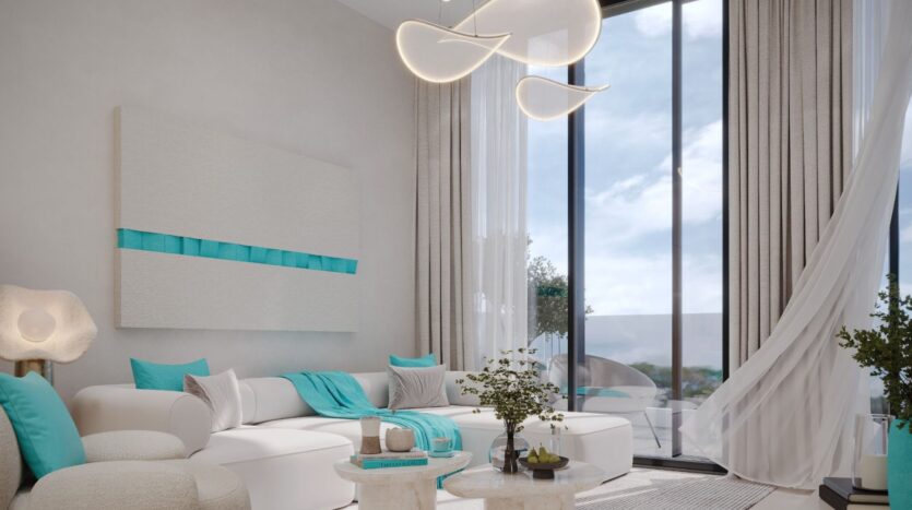 Salon moderne avec un canapé sectionnel blanc, des accents turquoise rappelant Reef 996, un art mural abstrait, des fenêtres allant du sol au plafond, des rideaux diaphanes s'enroulant vers l'intérieur et un éclairage contemporain. Des plantes d'intérieur et une petite table ronde complètent l'espace.