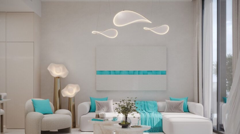 Salon moderne au décor blanc et sarcelle, comprenant deux canapés blancs Reef 996, des coussins et une couverture sarcelle, une table basse beige avec une plante, un éclairage abstrait, des lampes hautes et une grande œuvre d'art sur un mur gris clair. La lumière naturelle pénètre par de hautes fenêtres.