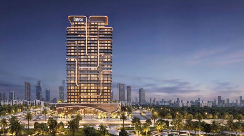 Une tour moderne, Rotana Residences, dont la façade est ornée d'un éclairage incurvé caractéristique, s'illumine au crépuscule, entourée de palmiers et de verdure, avec la ligne d'horizon de la ville en arrière-plan.