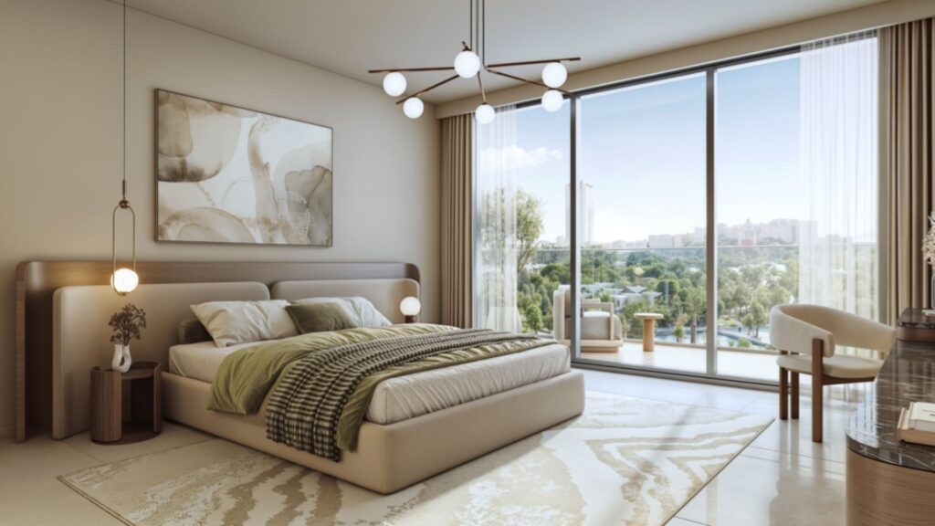 Chambre à coucher moderne à Rotana Residences avec un grand lit, de l'art abstrait, des lampes suspendues et des plafonniers, un bureau et une chaise. Les fenêtres du sol au plafond révèlent les arbres, l'eau et les bâtiments de la ville au-delà du balcon.