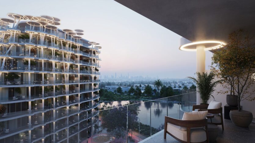 Un balcon moderne avec des plantes en pot et des chaises à Sakura Gardens donne sur un bâtiment futuriste avec des toits circulaires, une rivière, des arbres et une ligne d'horizon lointaine de la ville au coucher du soleil.