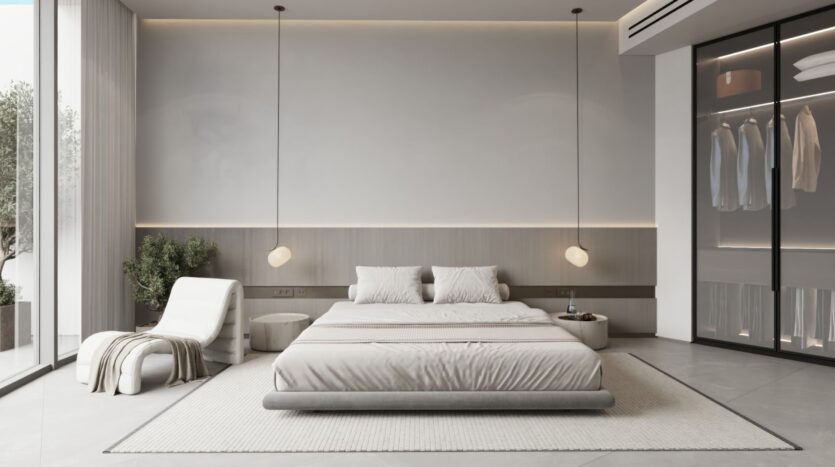 Chambre à coucher minimaliste avec un lit bas à plate-forme, une literie neutre, des lampes suspendues et une chaise longue moderne. Inspirés par les jardins de Sakura, les plantes en pot et les grandes fenêtres invitent à la lumière naturelle, créant une atmosphère calme et aérée.