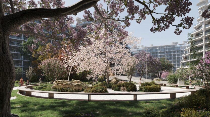Les jardins de Sakura sont un parc circulaire avec des cerisiers en fleurs, des buissons verts, un banc incurvé et des promeneurs. Des bâtiments modernes en verre entourent les jardins et la lumière du soleil filtre à travers les branches des arbres.