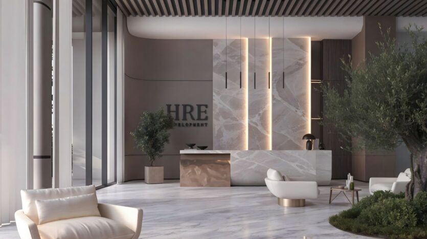 Un hall moderne avec des sols en marbre, un grand bureau de réception en marbre, de hautes fenêtres, un mobilier minimaliste, des éclairages décoratifs et des plantes vertes en pot. Cet espace lumineux et élégant rappelle les jardins de Sakura.