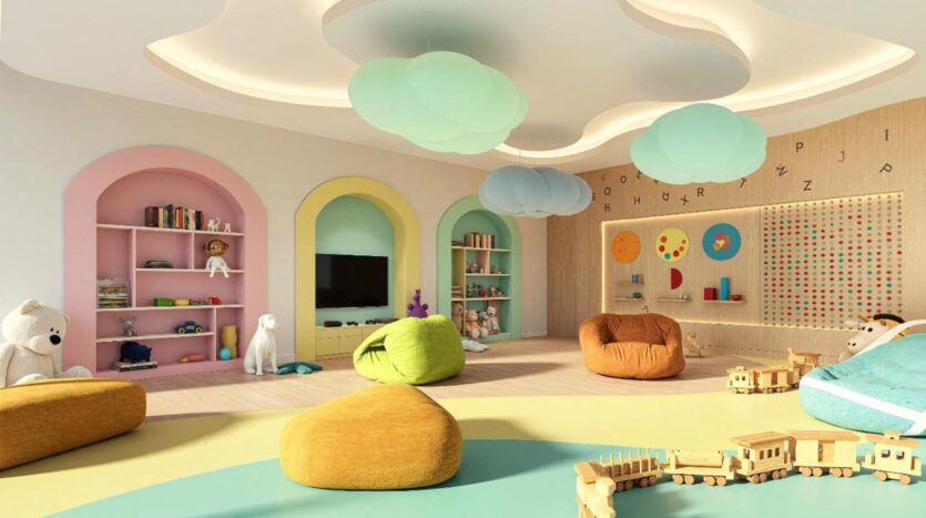 Salle de jeux pour enfants moderne et colorée avec des arcades pastel, des fauteuils en forme de pouf, des plafonniers en forme de nuage et des étagères Winslow. Des jouets en bois et des décorations murales joyeuses reposent sur un sol en bois clair pour créer une atmosphère lumineuse et accueillante.