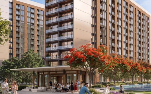 The Woods by Sobha propose un immeuble d'appartements moderne avec des balcons donnant sur une cour paysagée remplie d'arbres à fleurs rouges, un petit café et des gens qui se rencontrent et se détendent près d'un bassin réfléchissant par une journée ensoleillée.