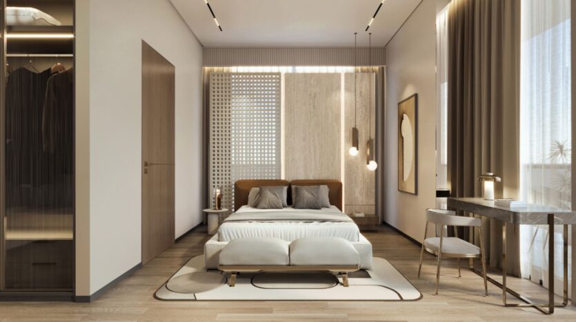 Une chambre à coucher moderne avec Tivanno d'AYS, avec un lit bien fait, des tons neutres, des lampes suspendues, un bureau et une chaise près de la fenêtre, des rideaux beiges, des œuvres d'art abstraites encadrées et une armoire vitrée sur la gauche.