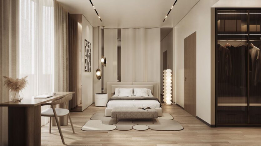 Une chambre à coucher moderne et minimaliste avec un grand lit, des tons neutres, des rideaux allant du sol au plafond, un bureau et une chaise, un lampadaire unique et l'élégante armoire en verre Tivanno by AYS. La lumière naturelle met en valeur les lignes épurées et les textures douces.