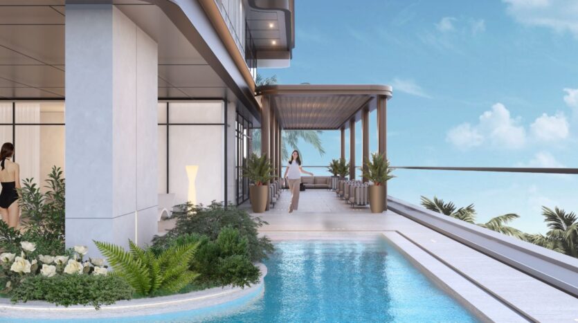 Une piscine moderne sur le toit de Tivanno par AYS, avec une femme marchant au bord de l'eau et des sièges extérieurs sous une pergola ombragée. Des plantes luxuriantes bordent la piscine, avec pour toile de fond un ciel d'un bleu éclatant.