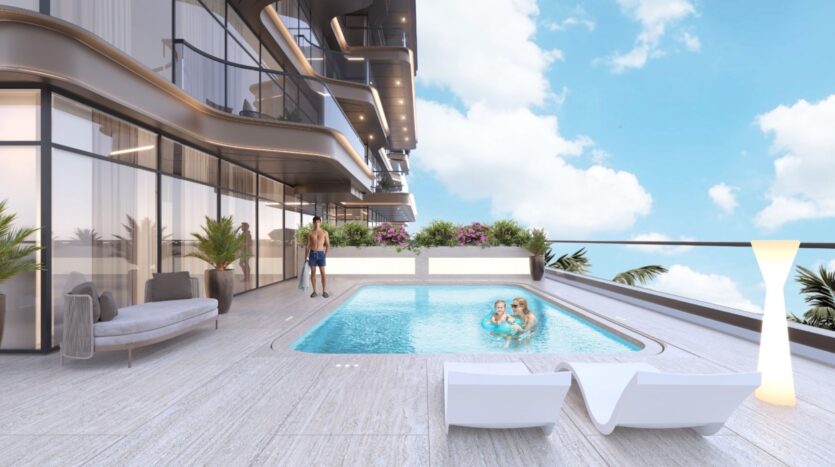 La terrasse d'un appartement moderne à Tivanno by AYS comprend une piscine, des chaises longues, des plantes en pot et un canapé. Trois personnes sont dans la piscine tandis qu'une autre se tient à proximité. Les murs en verre et les balcons incurvés donnent sur un ciel bleu avec des nuages.