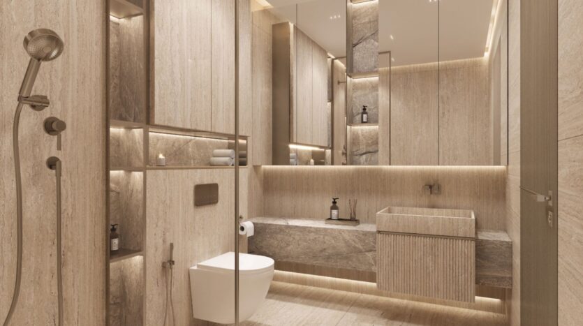 Salle de bains moderne avec murs et sols en pierre beige, toilettes flottantes et étagères encastrées avec éclairage. Cette salle de bains est équipée de Tivanno d'AYS, d'une douche à l'italienne, d'un lavabo rectangulaire, d'un grand miroir et d'un décor minimaliste pour une ambiance épurée et contemporaine.