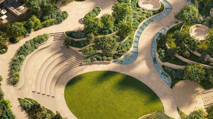 Vue aérienne d'Arancia Yards by Beyond, qui présente un jardin paysager avec des allées en pierre incurvées, des marches en terrasse, des arbres verdoyants, une pelouse herbeuse et des plans d'eau étroits qui serpentent à travers la zone.