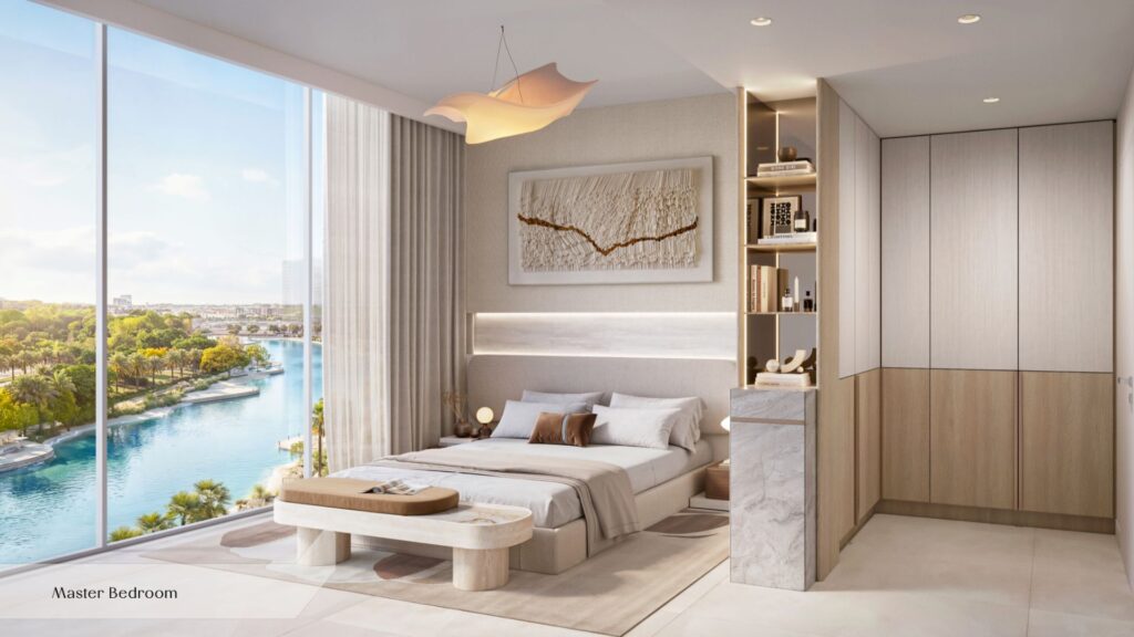 La chambre principale moderne de l'Everly Place by Ellington se distingue par ses baies vitrées donnant sur la rivière et les arbres, un lit au style contemporain, des étagères encastrées, une décoration minimaliste et une douce lumière naturelle qui inonde cet espace serein.
