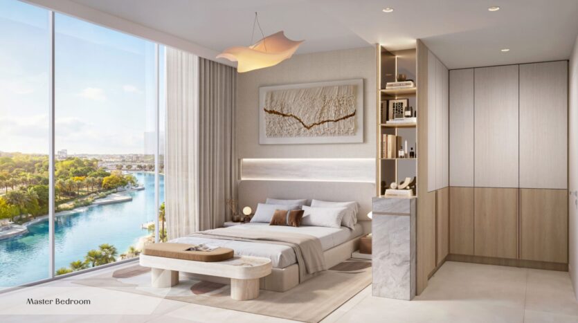 La chambre principale moderne de l'Everly Place by Ellington se distingue par ses baies vitrées donnant sur la rivière et les arbres, un lit au style contemporain, des étagères encastrées, une décoration minimaliste et une douce lumière naturelle qui inonde cet espace serein.