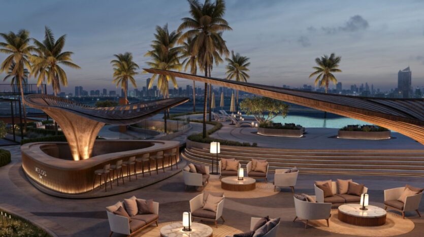 Salon de luxe en plein air au crépuscule aux Mövenpick Residences, avec une architecture moderne aux lignes courbes, des palmiers, des coins salon éclairés, un bar raffiné et une piscine. La silhouette de la ville brille au loin sous un ciel crépusculaire.