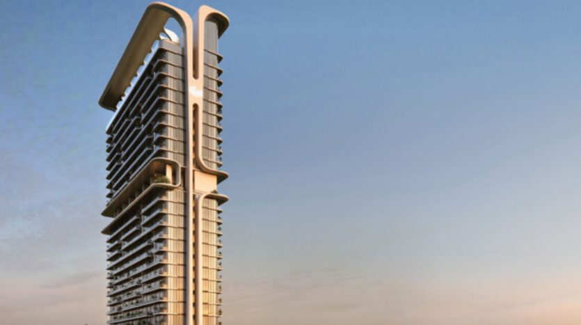 Immeuble moderne de grande hauteur à l'architecture unique, caractérisé par ses lignes arrondies et ses grands balcons, le Mövenpick Residences se détache avec élégance sur le ciel clair du crépuscule.