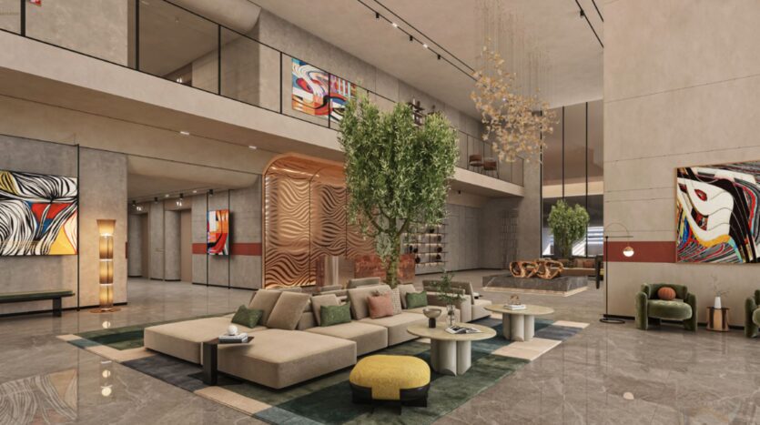 Le hall d'entrée moderne des Mövenpick Residences se distingue par ses sièges élégants, ses plantes vertes, ses œuvres d'art abstrait contemporain accrochées aux murs, ses grandes baies vitrées et son sol en marbre brillant. Une cloison en bois et un lustre ajoutent une touche d'élégance à cet espace ouvert et spacieux.