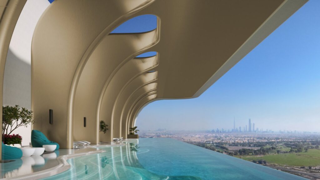 Une piscine à débordement moderne, aux lignes architecturales courbes et futuristes, située au Mövenpick Residences, offre une vue sur la silhouette de la ville au loin, sous un ciel bleu limpide. Des chaises longues élégantes et des plantes agrémentent le bord de la piscine.