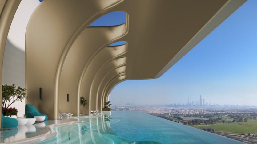 Une piscine à débordement moderne, aux lignes architecturales courbes et futuristes, située au Mövenpick Residences, offre une vue sur la silhouette de la ville au loin, sous un ciel bleu limpide. Des chaises longues élégantes et des plantes agrémentent le bord de la piscine.