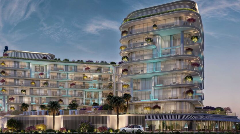 Hôtel de luxe moderne à plusieurs étages, la Villa Del Garda est dotée de balcons incurvés, de grandes fenêtres et d'un éclairage d'ambiance à la tombée de la nuit. Des palmiers et des jardins paysagers encadrent l'entrée, où une voiture blanche est garée devant.