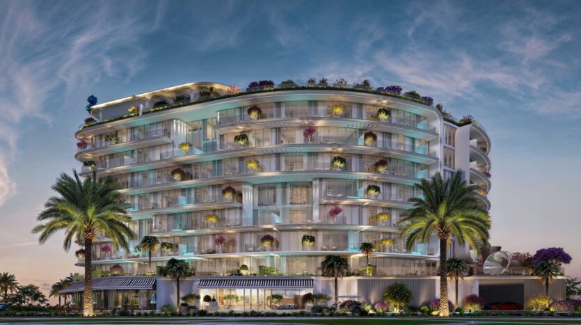 Bâtiment de luxe moderne à plusieurs étages, la Villa Del Garda se caractérise par des balcons en verre incurvé, des lumières brillantes et des jardinières colorées, entourés de palmiers et sur fond de ciel nocturne spectaculaire.