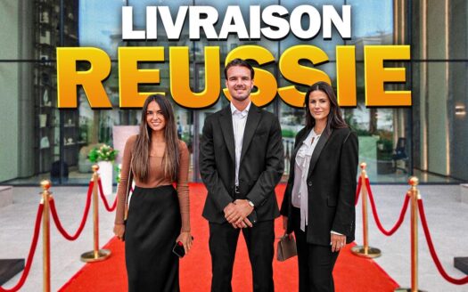 Trois personnes en tenue de travail se tiennent en souriant sur un tapis rouge devant la résidence du boulevard Avelon, à Arjan, avec des poteaux et des cordes dorés de chaque côté. Au-dessus d'eux, un grand texte indique : "LIVRAISON REUSSIE. Visite complète.