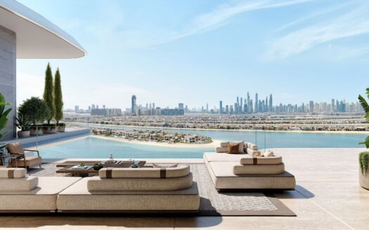 Une luxueuse terrasse extérieure avec des canapés modernes surplombe un lagon, des îles en forme de palmiers et la ligne d'horizon de la ville de Dubaï. Des plantes luxuriantes et une piscine à débordement complètent ce cadre serein, qui incarne l'élégance du Marché immobilier de Dubaï.