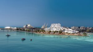 Un paysage urbain côtier moderne inspiré de Frank Gehry, avec des bâtiments blancs uniques et futuristes le long du littoral d'Abou Dhabi, entourés d'une eau d'un bleu limpide et de plusieurs bateaux amarrés à proximité sous un ciel dégagé.