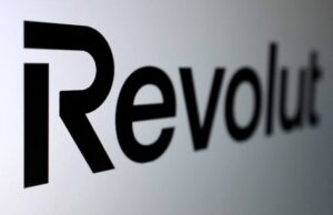 L'image représente le mot « Revolut » écrit en lettres noires et en gras sur fond blanc, avec un « R » majuscule stylisé au début — idéal pour les investisseurs immobiliers à Dubaï à la recherche de solutions financières modernes.
