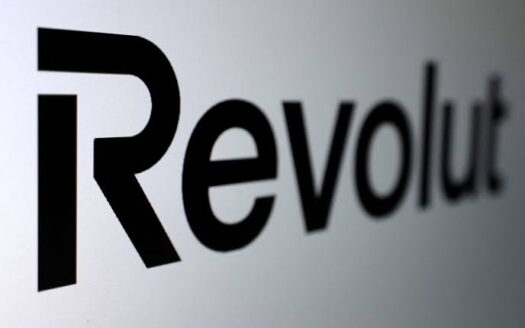 L'image représente le mot « Revolut » écrit en lettres noires et en gras sur fond blanc, avec un « R » majuscule stylisé au début — idéal pour les investisseurs immobiliers à Dubaï à la recherche de solutions financières modernes.