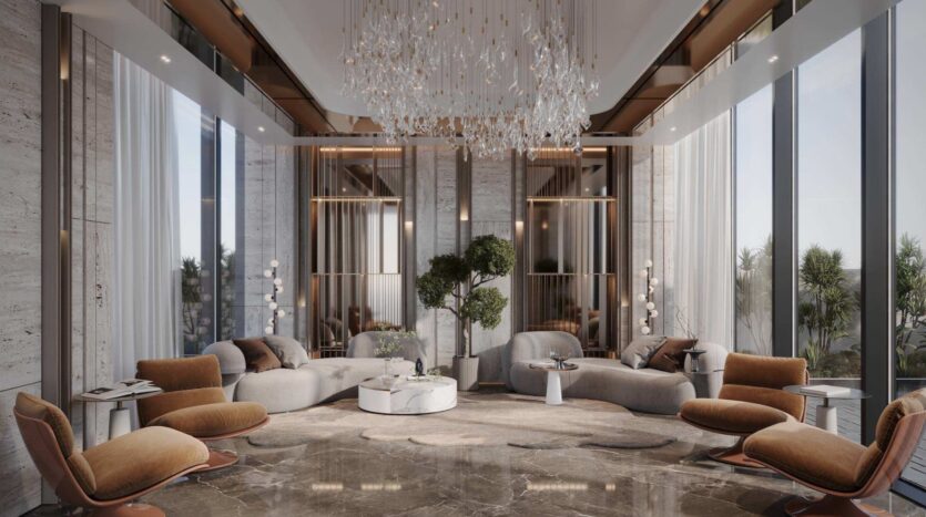 Un salon moderne et luxueux, doté de grandes baies vitrées, d'un sol en marbre, de canapés gris aux lignes arrondies, de fauteuils marron, d'une table basse en marbre, de plantes décoratives et d'un lustre en cristal raffiné suspendu à un haut plafond : un véritable havre de style, sublimé par des teintes apaisantes qui rappellent la nuance « Mirari Lagoon » de Zoya.