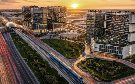 Un paysage urbain moderne au coucher du soleil, mettant en scène de grands immeubles de bureaux, une rame de métro circulant sur des voies surélevées, des autoroutes très fréquentées, des espaces verts et le soleil se couchant en arrière-plan, inspiré du style urbain de « Raw District 2 » d'Imtiaz.