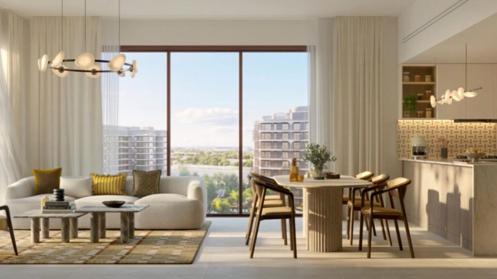 Un espace salon-salle à manger moderne et ouvert, doté de grandes baies vitrées, d'un mobilier aux tons neutres, d'un tapis à motifs, de luminaires contemporains et offrant une vue sur les immeubles d'habitation situés à l'extérieur, au sein du complexe « The Canopies by Aldar ».