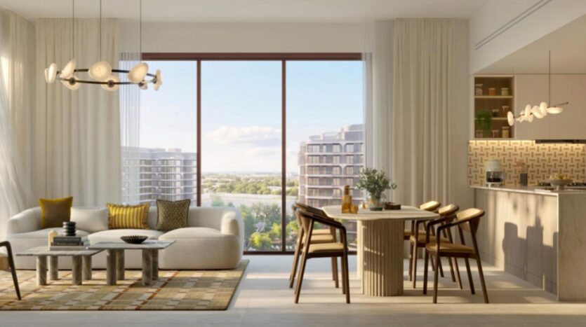 Un espace salon-salle à manger moderne et ouvert, doté de grandes baies vitrées, d'un mobilier aux tons neutres, d'un tapis à motifs, de luminaires contemporains et offrant une vue sur les immeubles d'habitation situés à l'extérieur, au sein du complexe « The Canopies by Aldar ».